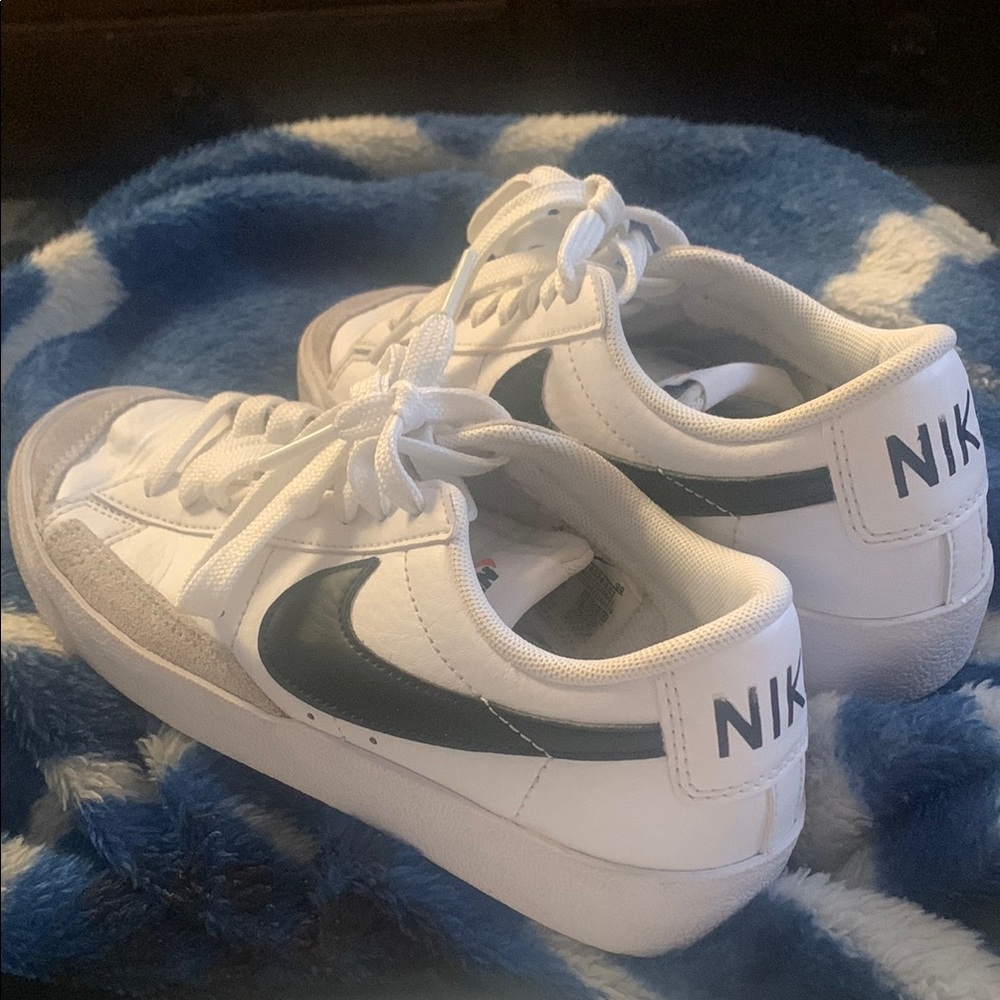 Nike Kids White and Black Sneakers! FIRM!!